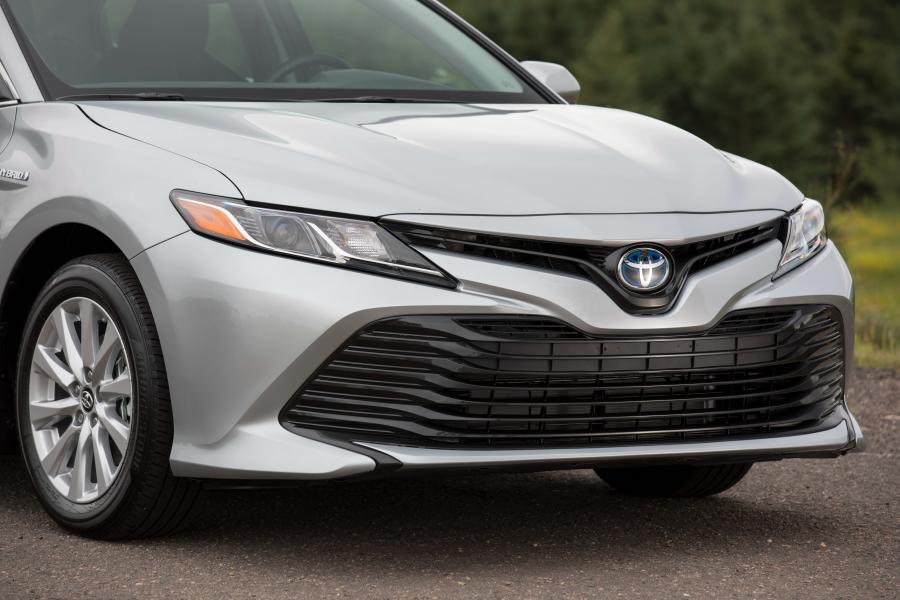 Детали экстерьера Toyota Camry Hybrid LE 2017 года  (NA) (фото 19 из 21)